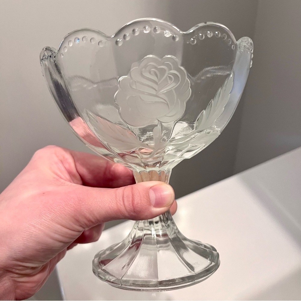 3/25$💥 Vintage Footed Glass Bowl Candy Dish Frosted Roses Detail - Picture 5 of 5
